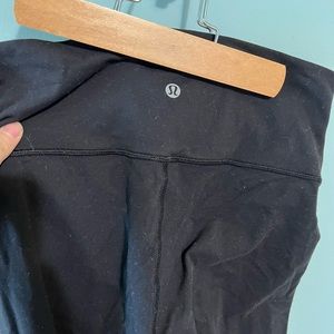 Lululemon WunderUnders 3/4 length. Size 8